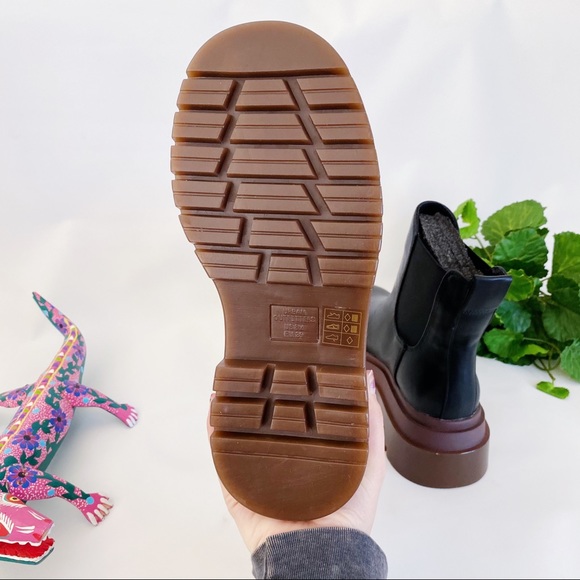 Urban Outfitters | UO Betty Treaded Chelsea Boot Lug Sole Black Brown Combat New - Picture 12 of 16